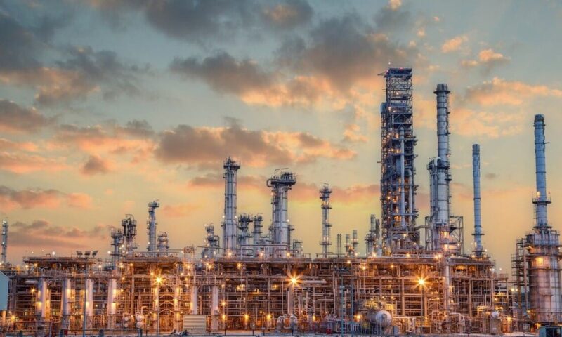 طرح أسهم أكبر مصفاة نفط في نيجيريا للاكتتاب العام يثير حماس المستثمرين الأفراد