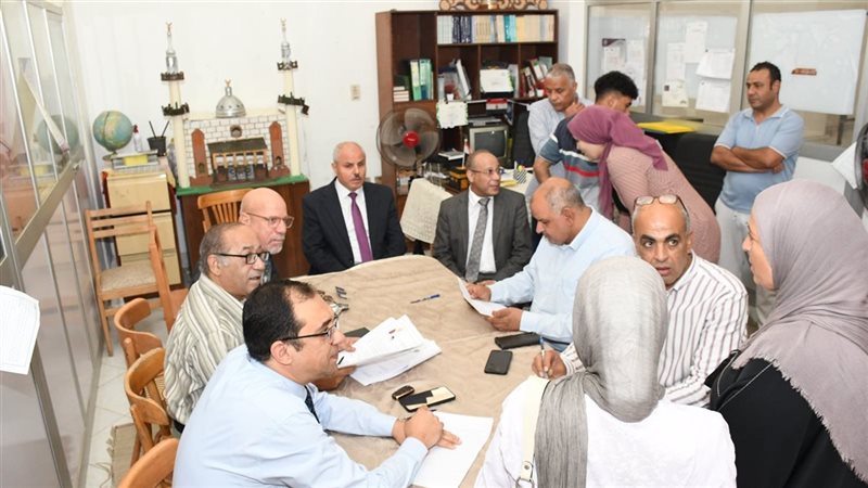 رئيس جامعة قناة السويس يتابع أعمال لجنة توزيع طلاب الدمج وذوي الهمم (صور)