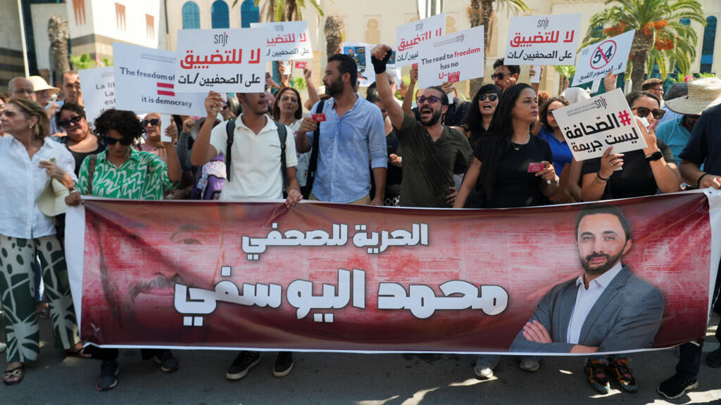 تونس: صحافيون يحتجون للمطالبة بالإفراج عن زميلهم الموقوف محمد اليوسفي