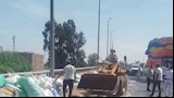 سقوط حمولة “جامبو” أعلى كوبري قها بالقليوبية.. وتدخل سريع لتسيير حركة المرور (صور)