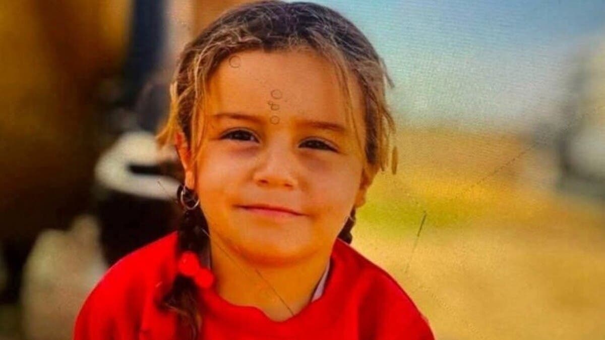 مشاهد أبكت العراقيين.. الطفلة هاجر تلهو بالطين داخل بئر نينوى
