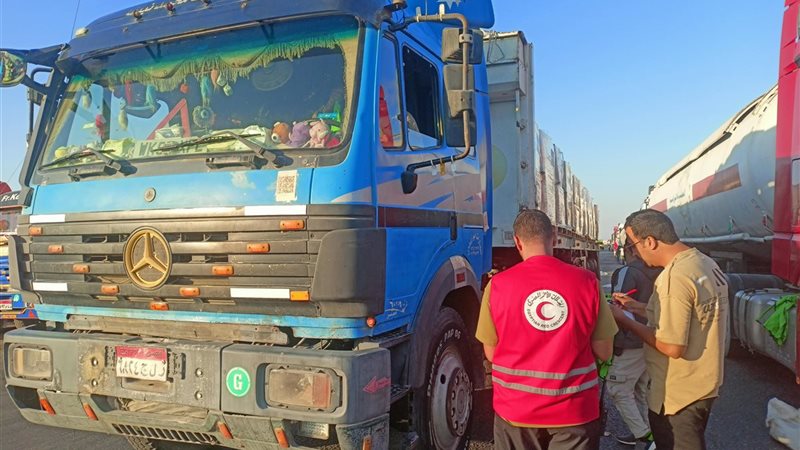 بحمولة 2,794 طنا، الهلال الأحمر يدفع قافلة «زاد العزة.. إلى غزة» 284