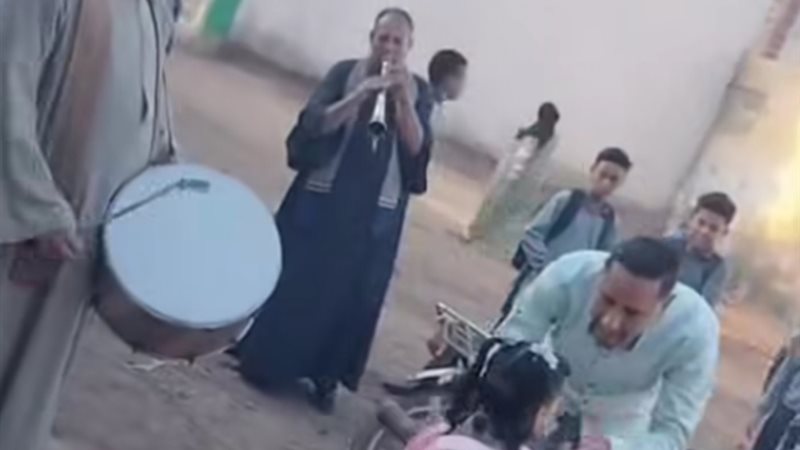 بالمزمار البلدي، أب يحتفل مع ابنته بأول يوم دراسة بالبحيرة (صور)