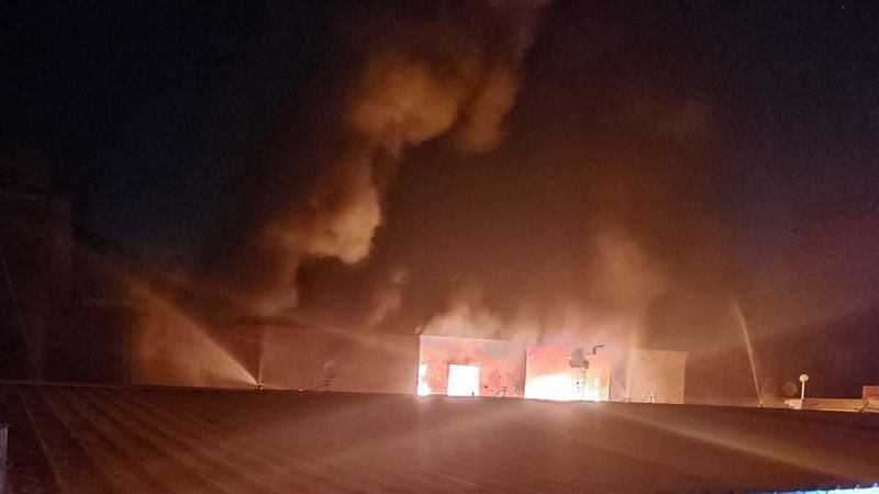 النيران وصلت إلى عنان السماء، حريق داخل مصنع كرتون خلف سوق العبور بالدقهلية (فيديو)