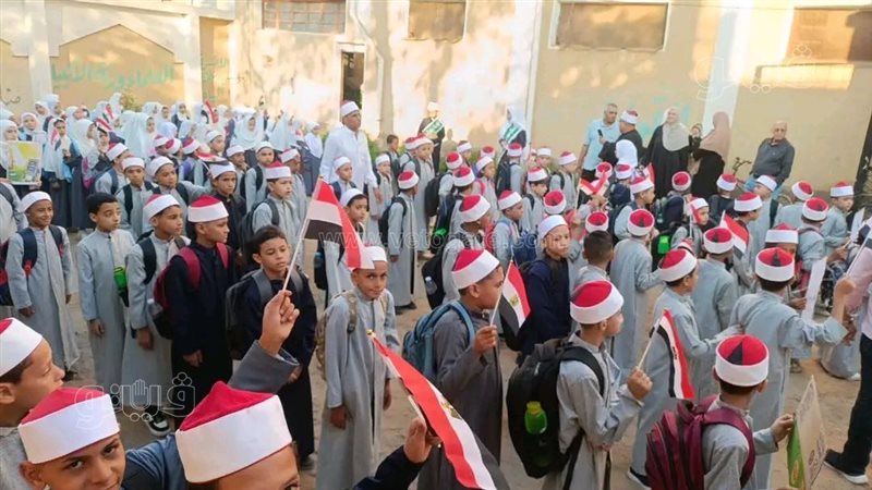 مشاهد إنسانية من أول يوم للدراسة.. أعلام مصر وقبلات على رؤوس تلاميذ معاهد الشرقية الأزهرية (صور)