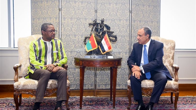 وزير الخارجية ونظيره البوركيني يبحثان تعزيز الشراكة والتنسيق بشأن الأمن والاستقرار بمنطقة الساحل