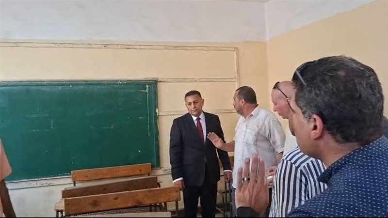 مدير مدرسة بكفر شكر يعترف بالتقصير لمحافظ القليوبية (فيديو)