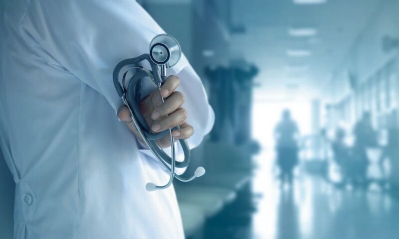 استقدام أطباء سوريين مع رواتب بالدولار يشعل جدلاً في ليبيا