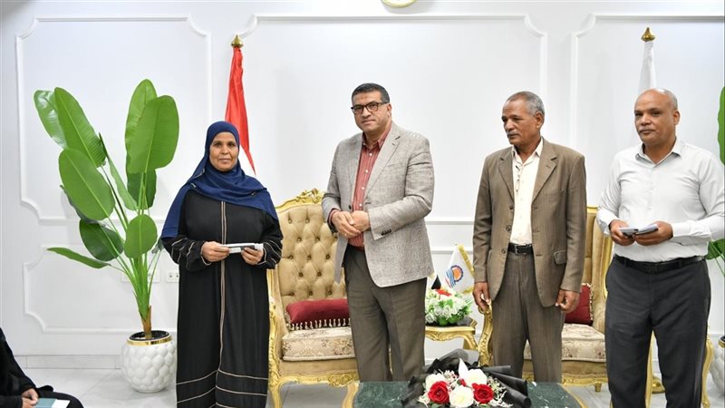 محافظ قنا يستقبل 5 فائزات برحلات عمرة مجانية من “صندوق تحيا مصر”