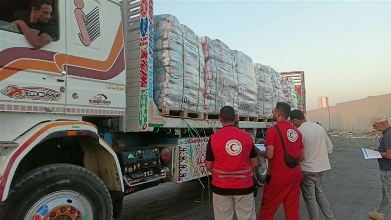 الهلال الأحمر المصري يواصل دعم غزة، قافلة بحمولة 3 آلاف طن من المساعدات الإنسانية