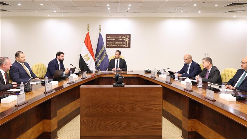 وزير الاتصالات يبحث إقامة منطقة عملاقة لمراكز البيانات والذكاء الاصطناعي في مصر