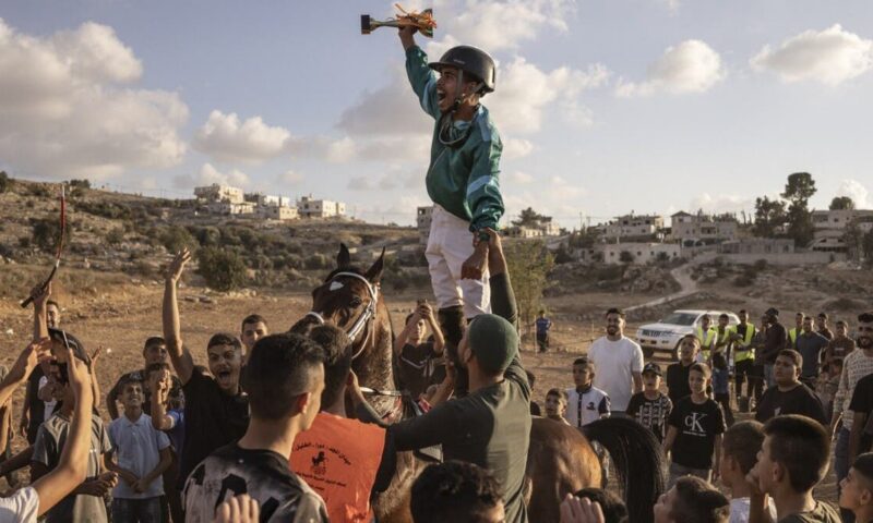  سباق للخيل يعود إلى قرية فلسطينية بعدما عطلته الحرب