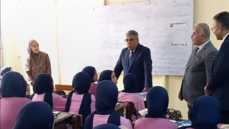 معرفش كتير في النحو كنت علمي علوم، محافظ الدقهلية يتابع أول حصة عربي بمدرسة اعدادية