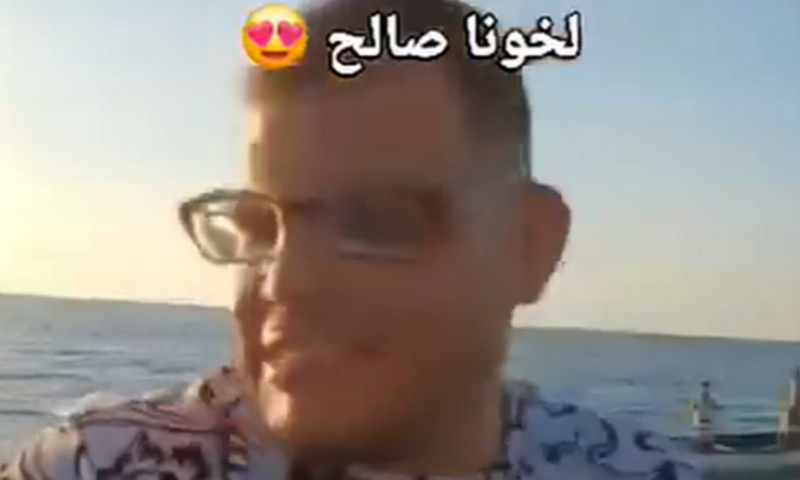 موكب بحري.. المفاجآت تتواصل ليتيم جزائري ظهر وحيدا بحفل زفافه