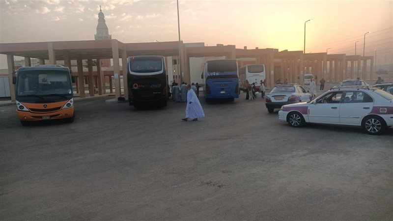 مجمع مواقف قنا: وصول 19 أتوبيسا في 90 دقيقة ونقلنا جميع الركاب بسلاسة إلى وجهتهم (صور)