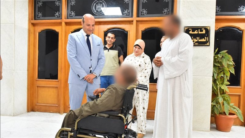 محافظ أسيوط يستجيب لمواطن من ذوي الهمم ويسلمه كرسيا متحركا كهربائيا لمساعدته على الحركة