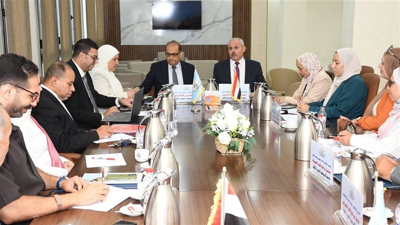 رئيس جامعة القناة يستعرض استعدادات “الإسماعيلية الأهلية” للعام الدراسي الجديد