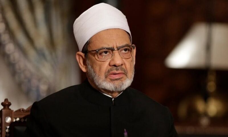 الإمام الأكبر يطمئن هاتفيًّا على صحة وكيل الأزهر بعد تعرضه لانقلاب سيارته