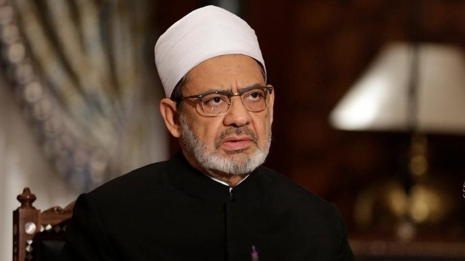 الإمام الأكبر يطمئن هاتفيًّا على صحة وكيل الأزهر بعد تعرضه لانقلاب سيارته
