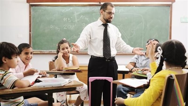 «المعلم» صانع الأجيال، الأزهر للفتوى يبرز مكانته ودوره في بناء الإنسان والحضارة