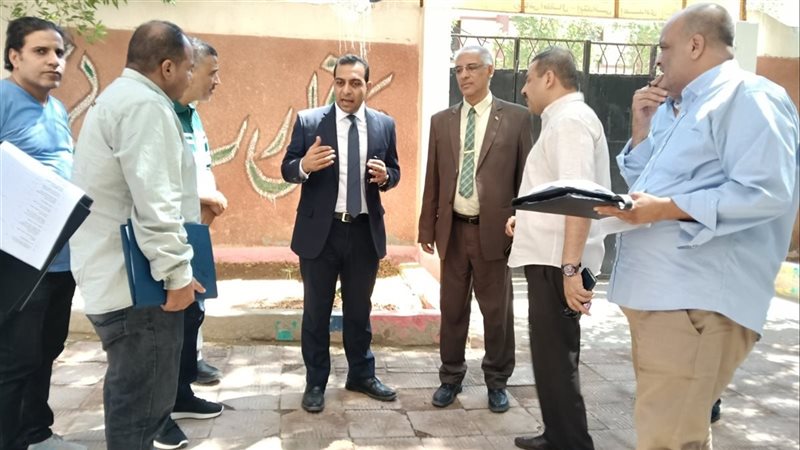 نائب محافظ قنا يتفقد عددا من المدارس بإدارتي الوقف وقنا لمتابعة انضباط العملية التعليمية (صور)