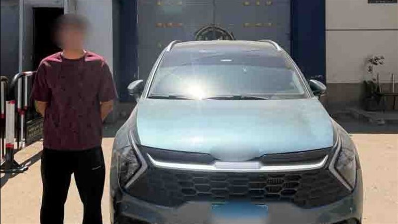 طمس لوحات وسير عكس الاتجاه.. السوشيال ميديا تكشف 3 مخالفات مرورية في 3 محافظات