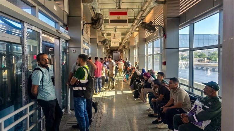 مع أول أيام التشغيل، إقبال كبير على استخدام الأتوبيس الترددي بالمرحلة الثانية (صور)