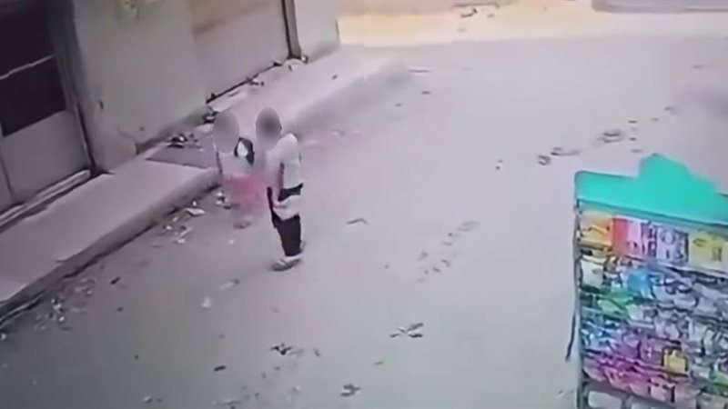 جريمة الصغار، عقوبة الطفل الذي قام بإلقاء آخر تحت عجلات عربة كارو؟ (فيديو وصور)