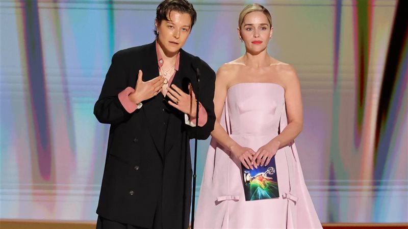 نجمتا “Game of Thrones” في إيمي 2026، دارسي وإميليا كلارك تسلمان سالي فيلد جائزة أفضل ممثلة (صور)