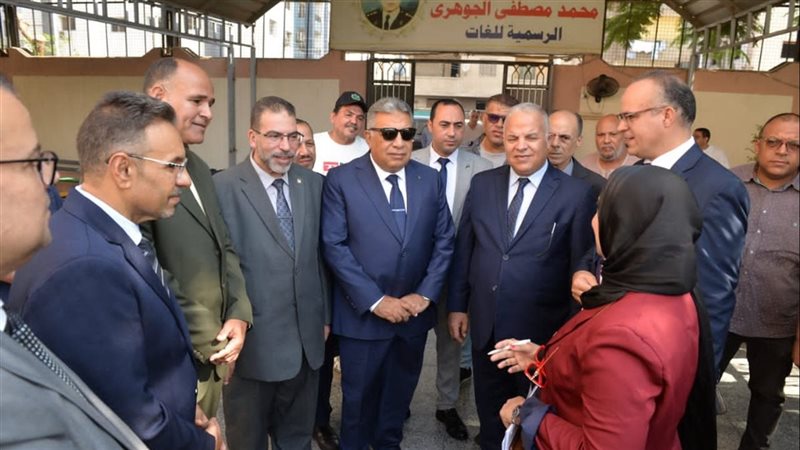 “علم ودفء”.. محافظ الدقهلية يتفقد معرضا مجانيا لتجهيز الطلاب غير القادرين للعام الدراسي