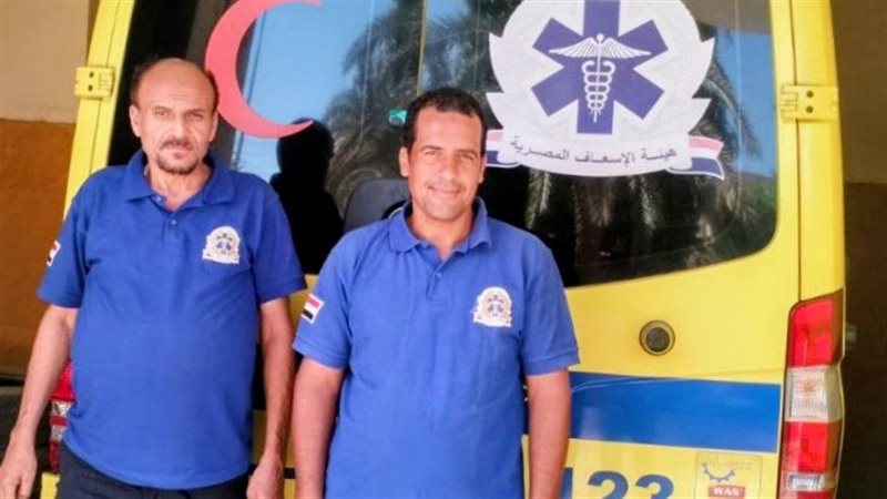 مسعفان يعيدان 330 ألف جنيه لمصابي حادث مروري بطريق الواحات