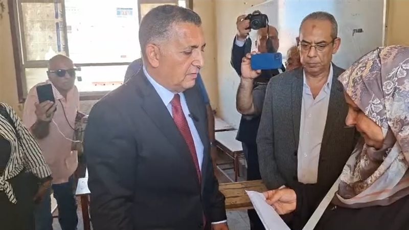 مديرة مدرسة كفر الجزار بعد انتقادات محافظ القليوبية: بصرف من جيبي لأن مفيش فلوس (فيديو)