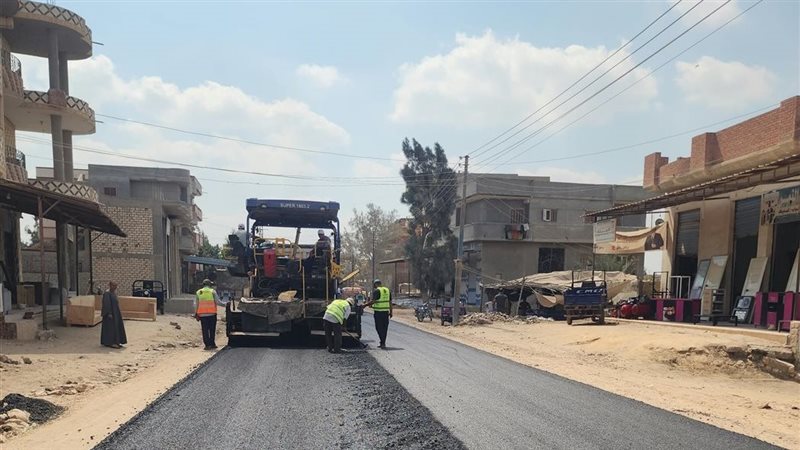 متابعة أعمال رصف طريق الجنابهة بحوش عيسى ضمن الخطة الاستثمارية بالبحيرة