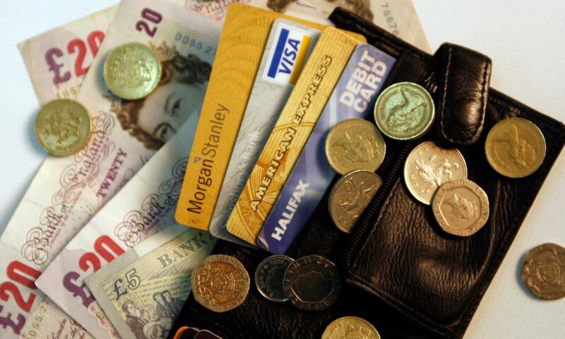 5,442 إسترلينيًا للرجال مقابل 3,062 للنساء.. فجوة المكافآت بين الجنسين تتسع في بريطانيا