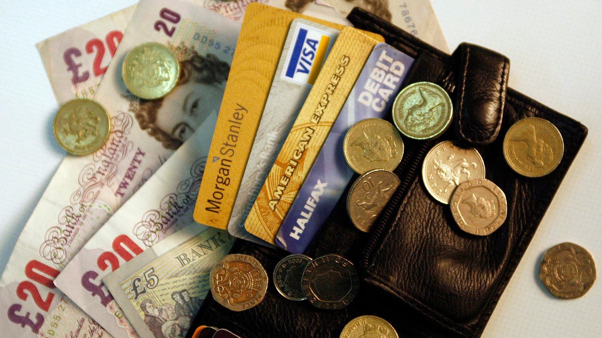 5,442 إسترلينيًا للرجال مقابل 3,062 للنساء.. فجوة المكافآت بين الجنسين تتسع في بريطانيا