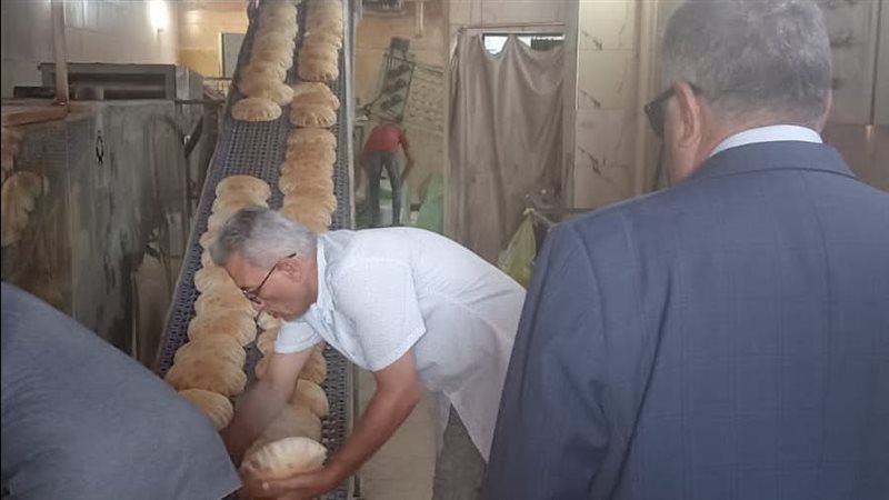محافظ الدقهلية يتفقد سير العمل بالمخبز الكبير في المنصورة