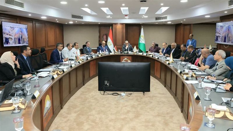 محافظ الجيزة يوجه بسرعة حل شكاوى المواطنين ويوقف مخالفات بناء بفيصل ومنشأة القناطر