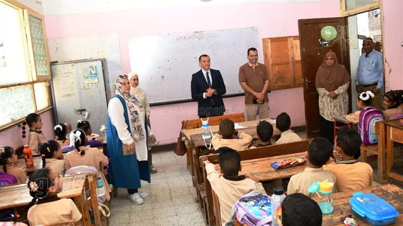 محافظ أسوان يتفقد عددا من المدارس للاطمئنان على انتظام العملية التعليمية (صور)
