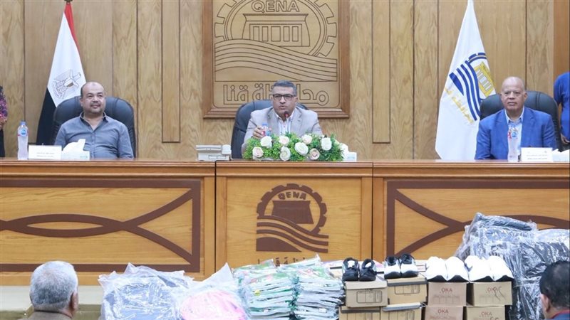 محافظ قنا يشهد توزيع 100 حقيبة ضمن مبادرة “إلى المدرسة” (صور)