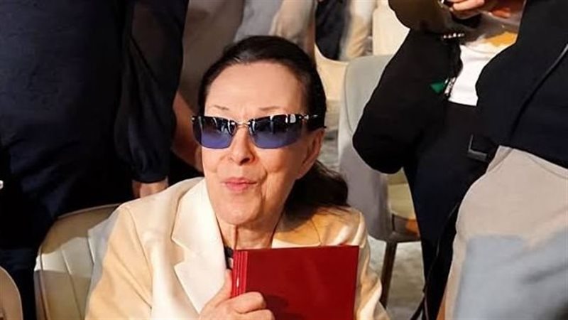 ظهور نادر للمطربة الكبيرة نجاة في حفل تكريمها بمعرض أبو ظبي للكتاب (فيديو وصور)