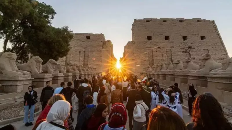 إيذانًا ببدء الخريف، اليوم أشعة الشمس تضيء قدس أقداس معابد الكرنك بالأقصر