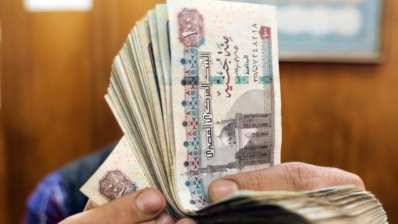 خلال أيام.. الحكومة تزف بشرى للموظفين| تفاصيل