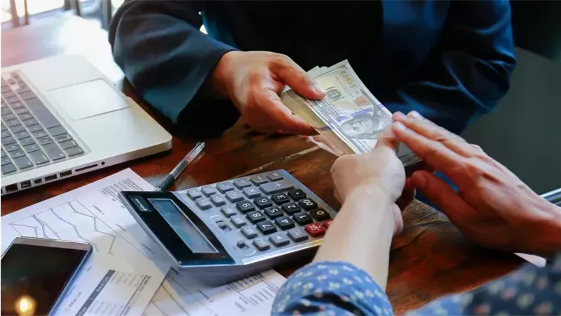 قنبلة موقوتة يستخدمها المصريون لسد حاجتهم المعيشية، خبير اقتصادي يحذر من قروض التمويل الاستهلاكي