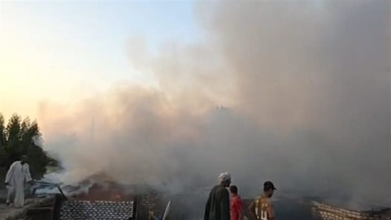 اندلاع حريق في 12 منزلا بنجع الأبعادية في سوهاج، والدفع بـ 4 سيارات إطفاء