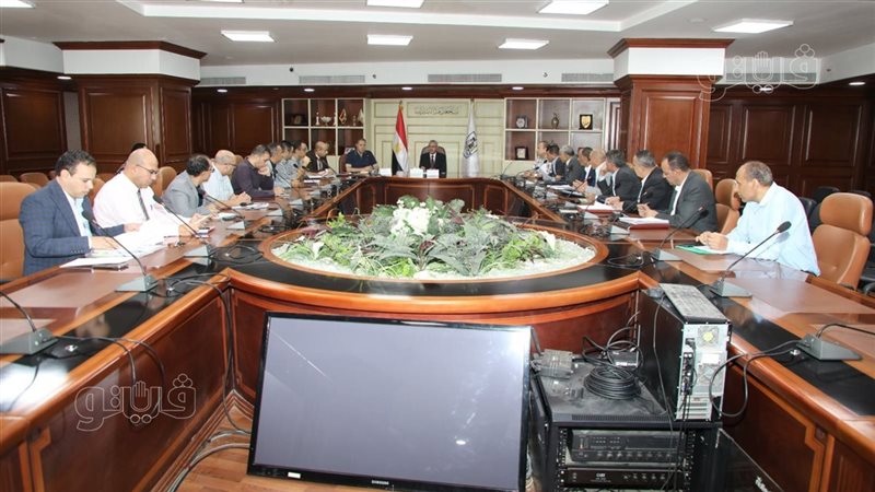 محافظ بني سويف يناقش موقف ترميم وصيانة عمارات الإسكان الاقتصادي