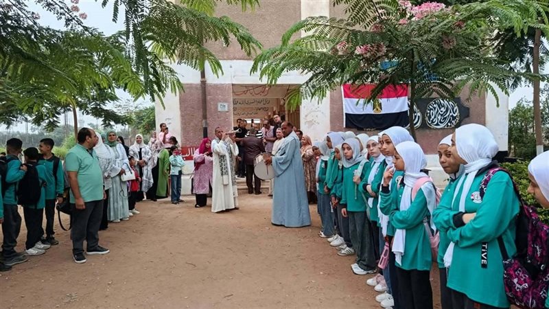 بالطبل والمزمار والشربات، أهالي برقطا يحتفون بـ “مدير الجلابية” في أول أيام الدراسة (فيديو)