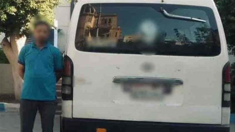 صورة تكشف حيلة سائق ميكروباص للهروب من المخالفات ببني سويف