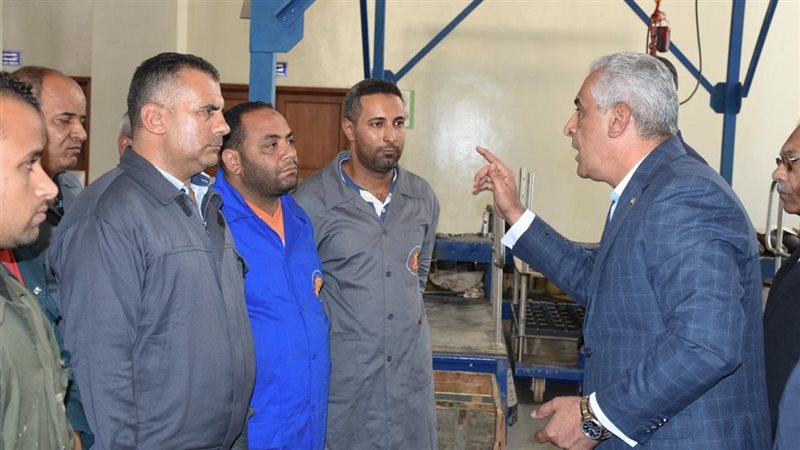 وزير الدولة للإنتاج الحربي يتفقد خطوط الإنتاج بشركة هليوبوليس للصناعات الكيماوية