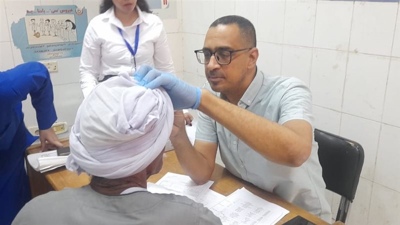 قافلة صحة قنا تفحص 778 مواطنًا بقرية البراهمة