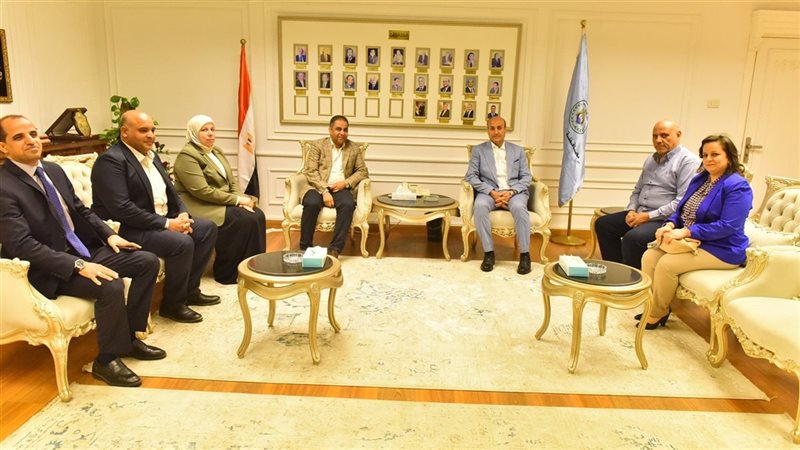 محافظ أسيوط يبحث جهود توفير الدم الآمن ومشتقاته لتلبية احتياجات المستشفيات